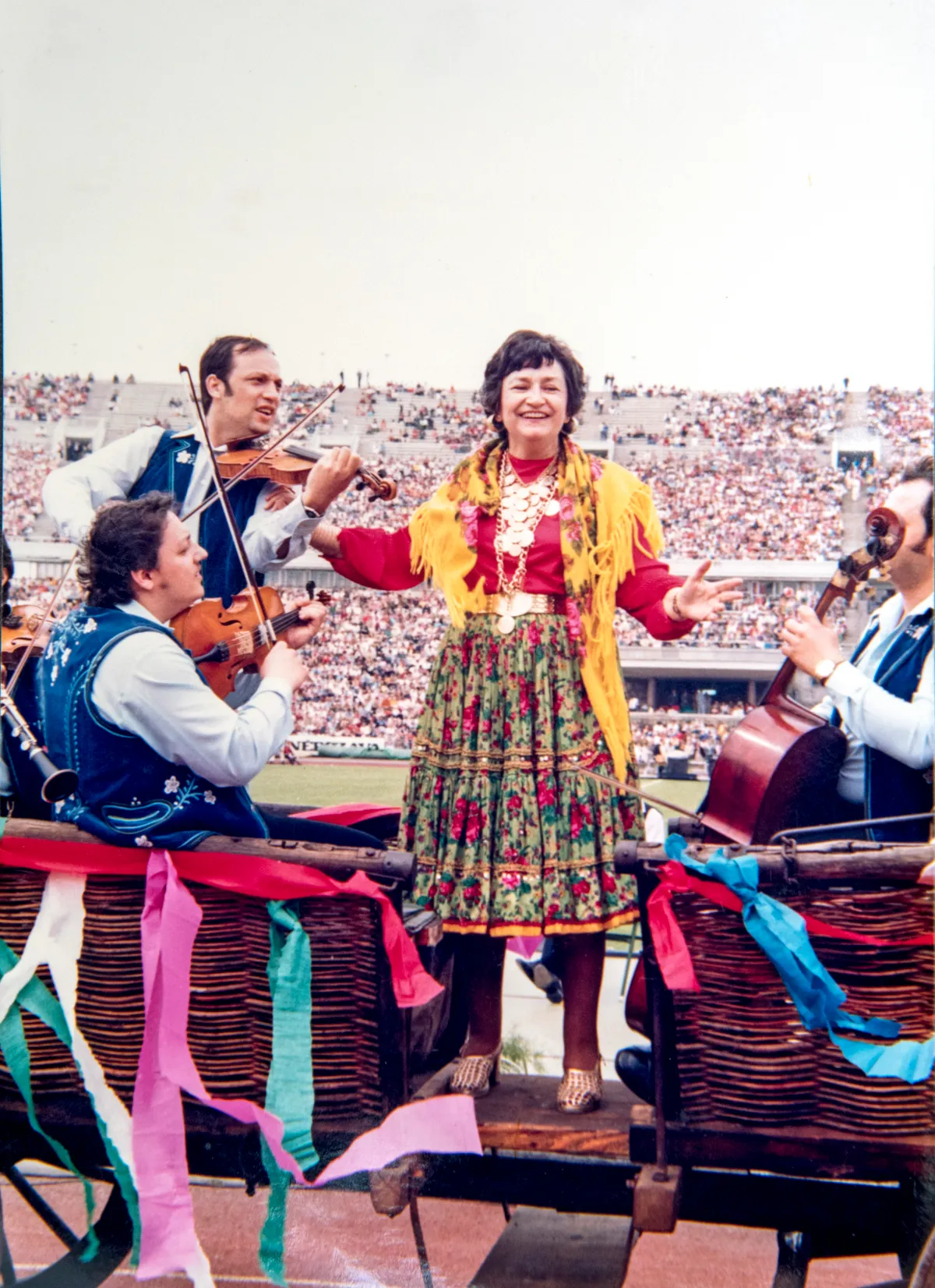 Madarász Katalin cigányzenekarral, cigány népviseletben