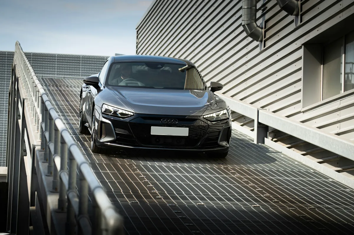 Fékhiba miatt hívott vissza autókat a németországi Audi