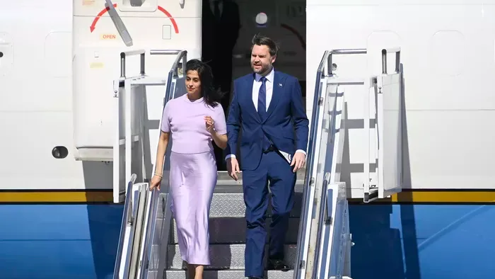 Íme az első fotók: megérkezett Magyarországra JD Vance
