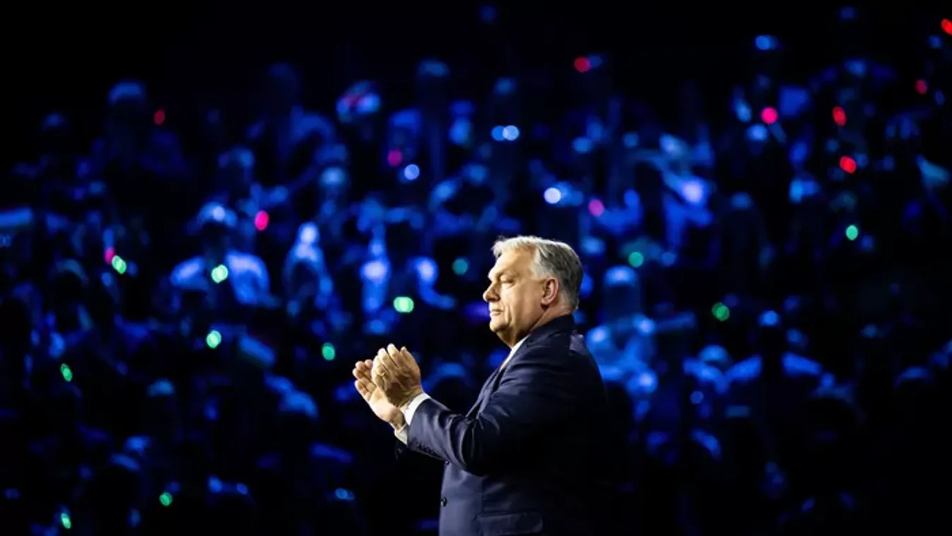 Hoppá: Orbán Viktor ezzel a busszal járja ma az országot