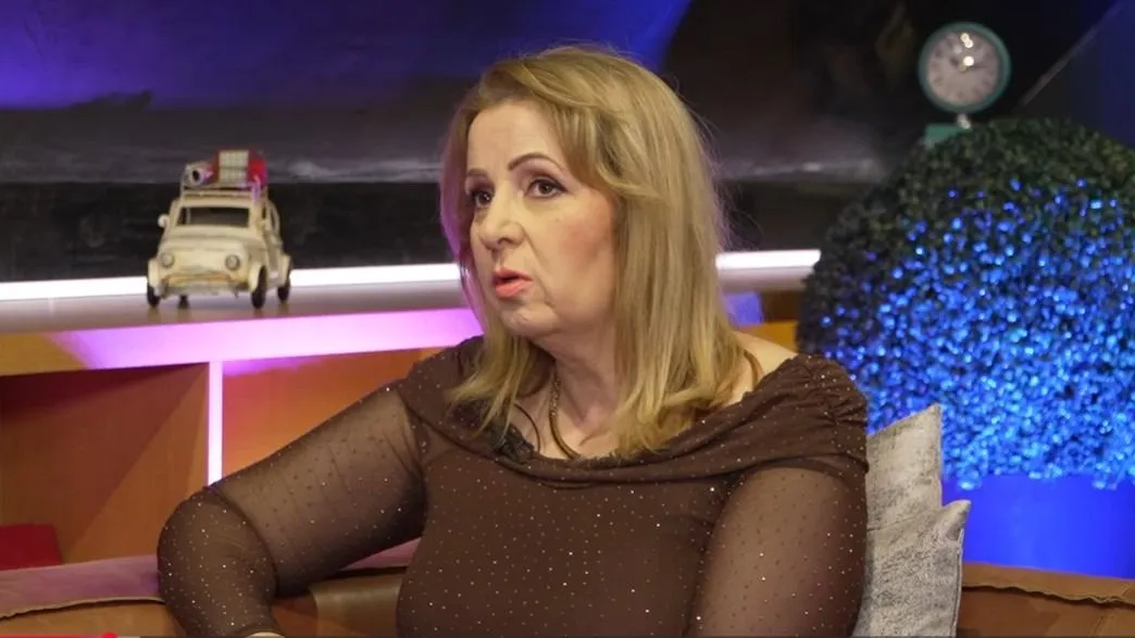 Gáspár Bea barna csillogós felsőben ad interjút.
