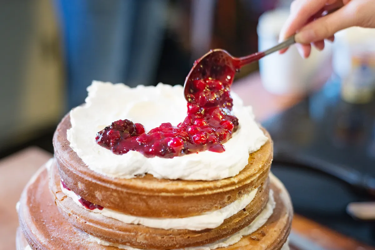 Esküvői torta közül az eperkrémes torta. 