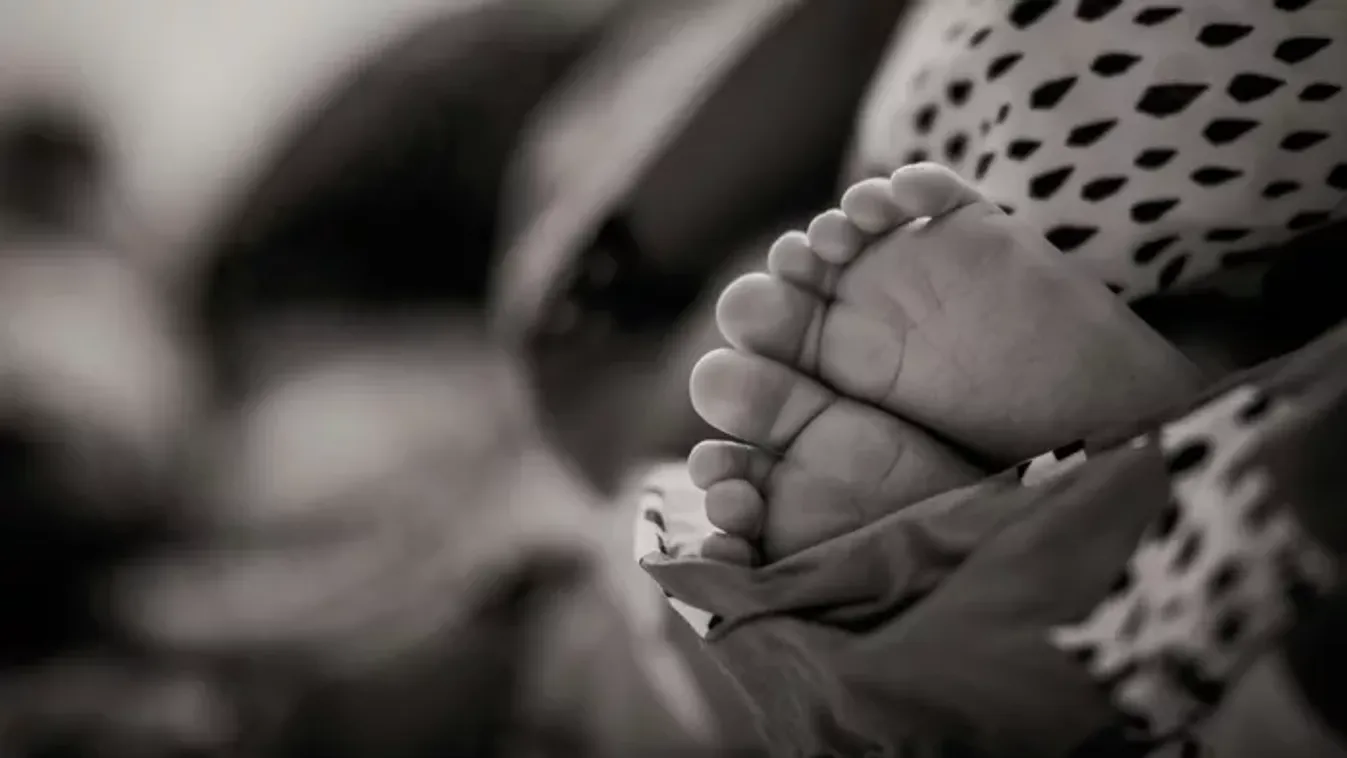 A kollégium vécéjében szülte meg kisbabáját egy 15 éves lány Pécsett