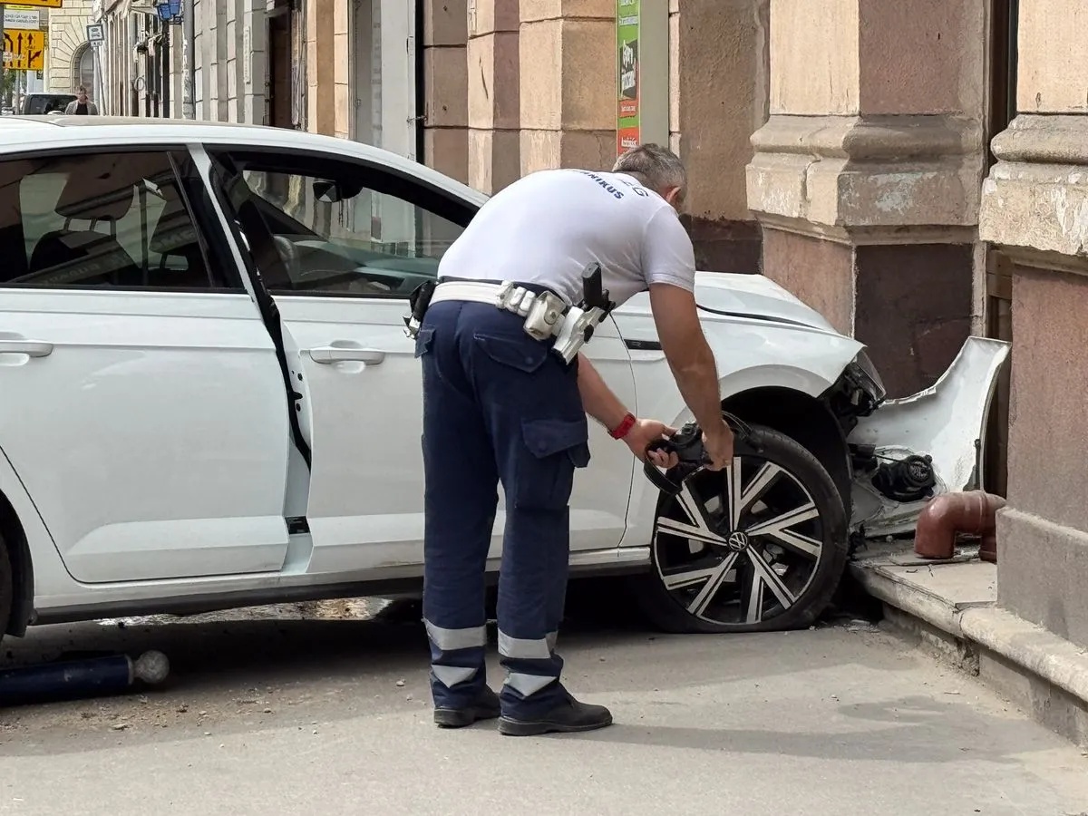 Kávézóba csapódott egy autó a Corvinnál