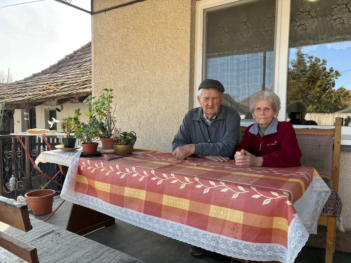 Margit néni és Józsi bácsi a verandán