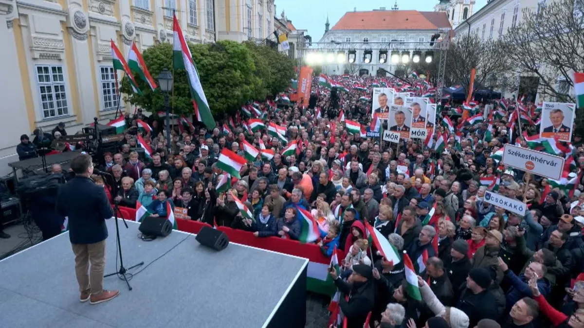 Újabb fotók a helyszínről! Rengetegen érkeztek Székesfehérvárra, hogy lássák a miniszterelnököt