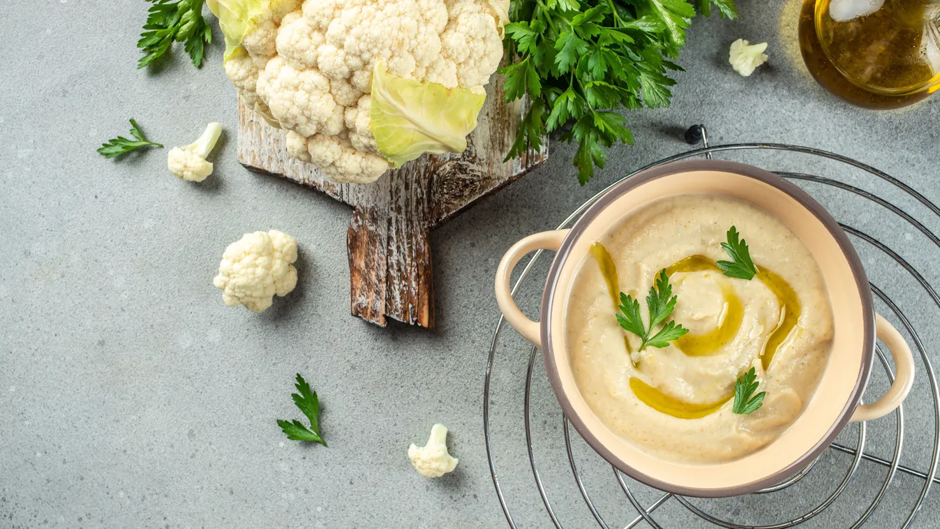 Karfiollevél recept alapján készült karfiolos mártogatós apró lábasban, mellette egy karfiolrózsával