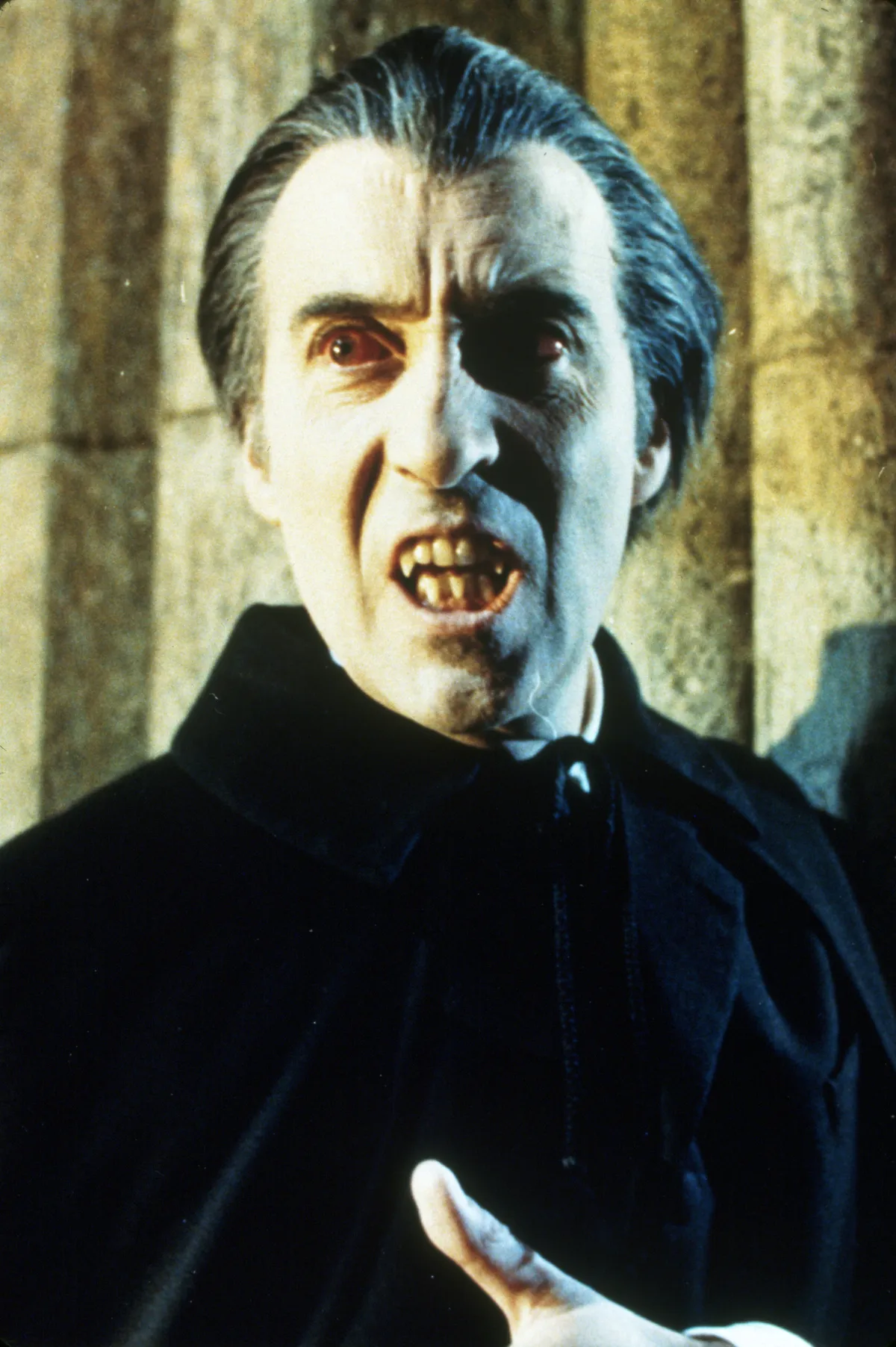 Christopher Lee Dracula szerepében a Dracula feltámadt sírjából című filmben.