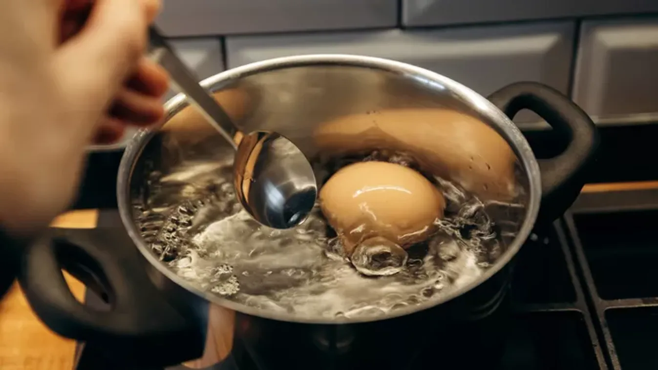 Így főzz tojást, hogy ne repedjen meg