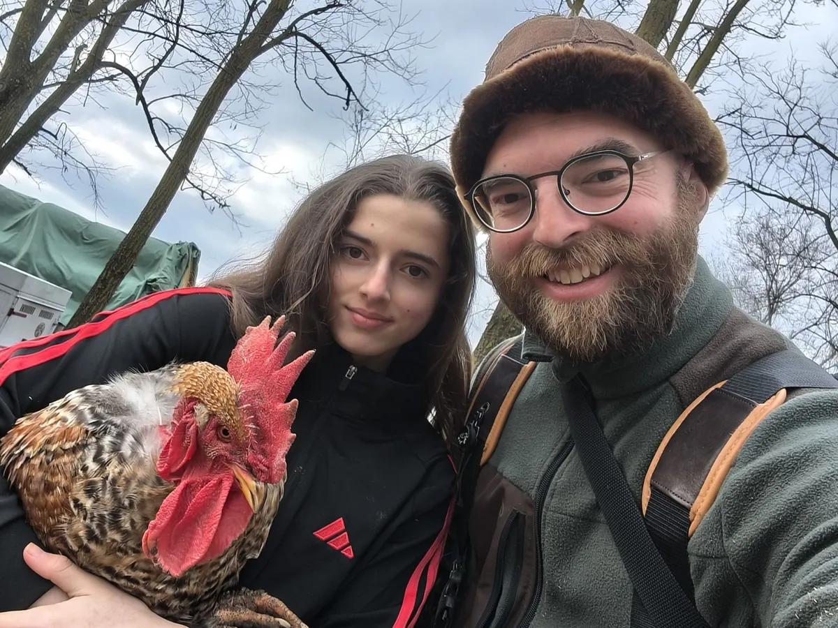 A mi történetünkből ismert Sipos Mihály a lányával és egy tyúkkal