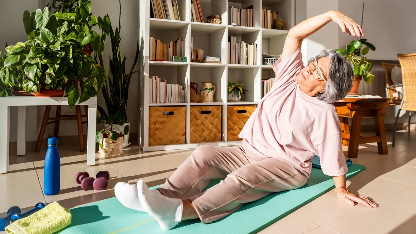 Otthoni edzést végző idős nő.