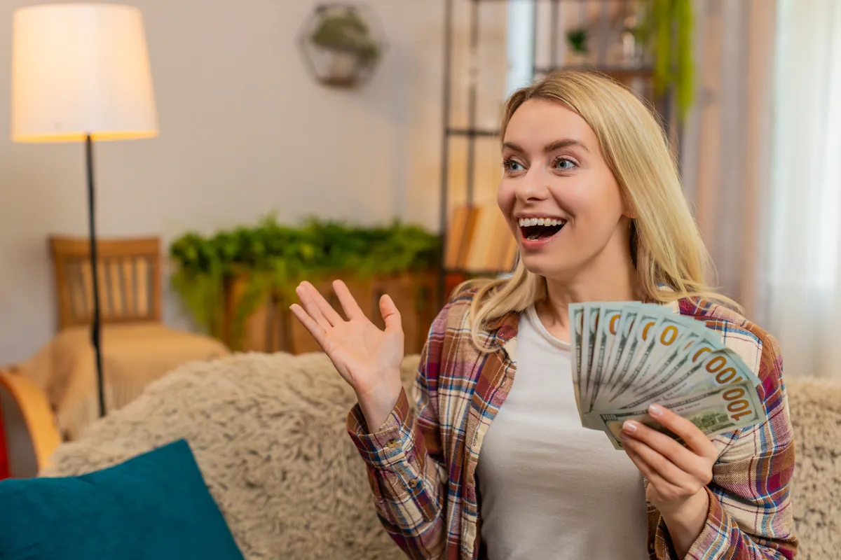 A horoszkóp szerint szerencsés nő sok pénzzel a kezében.