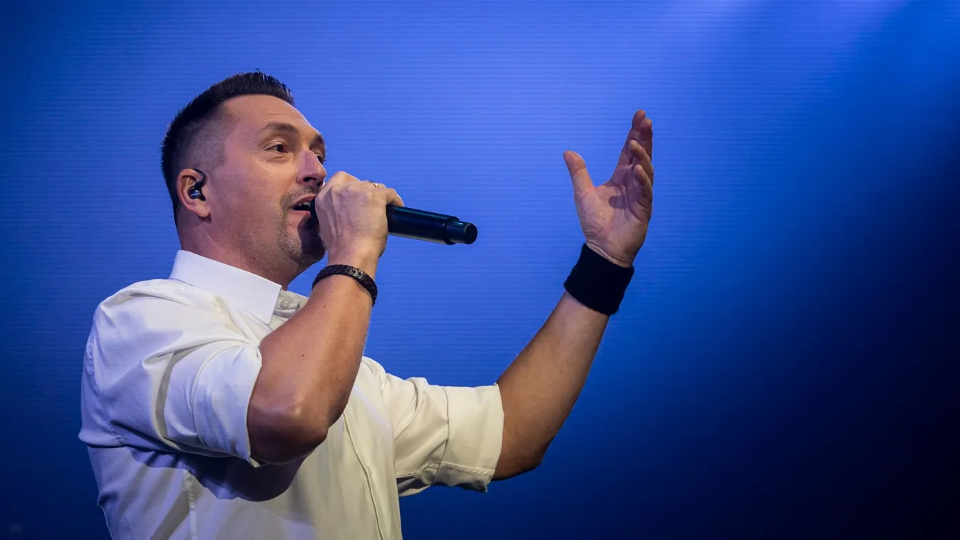 Zenei kvízben szereplő kép Kovács Ákos énekesről