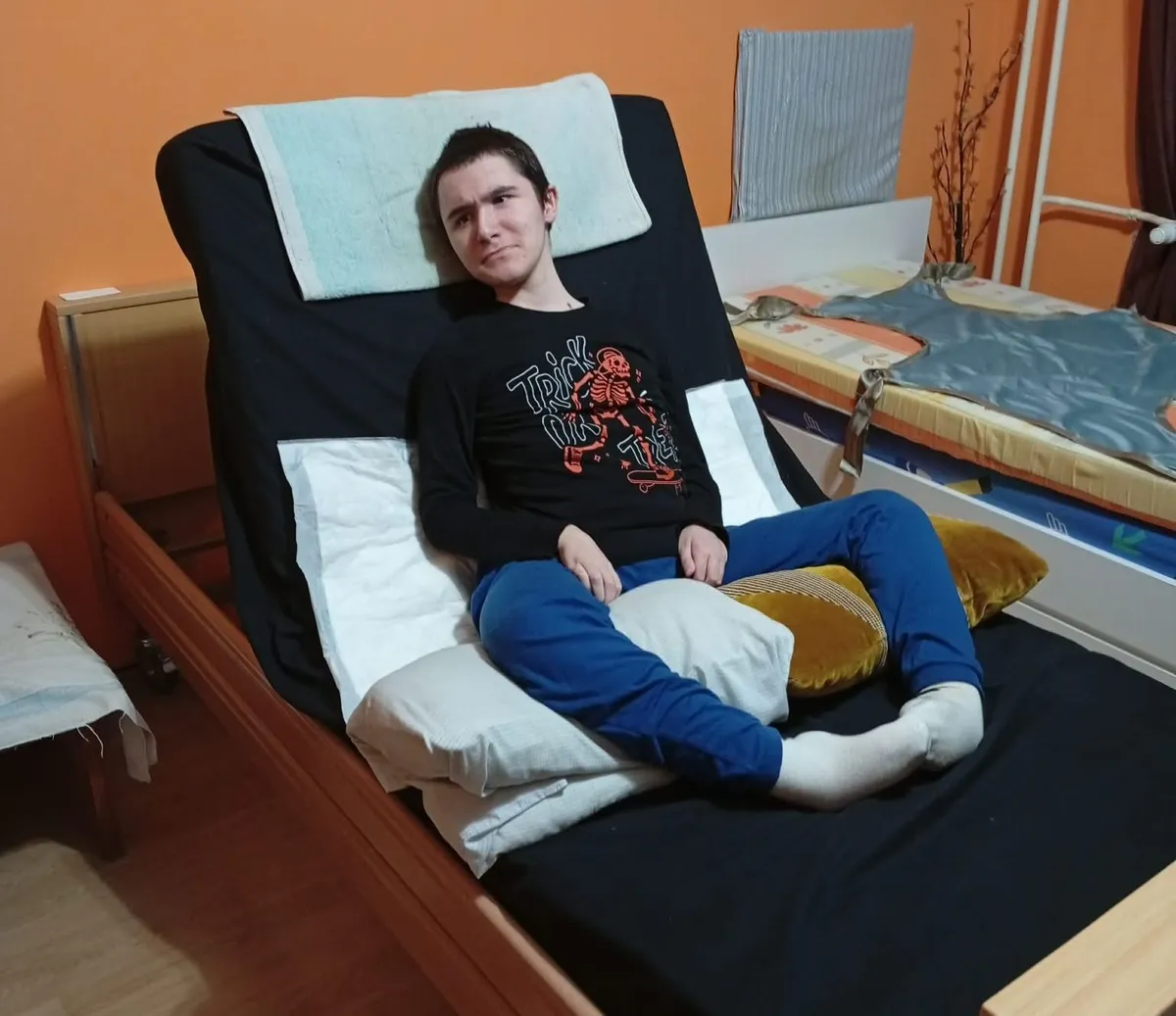 Tomika izmait is a Duchenne-szindróma támadta meg, Csorba Dávid segített neki beszerezni egy speciális ágyat