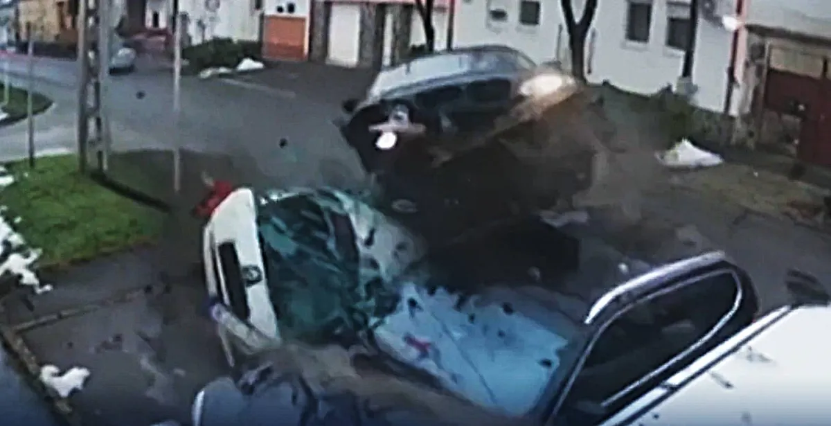 Teherautót előzött, majd több parkoló autót letarolt a sofőr Gyöngyösön