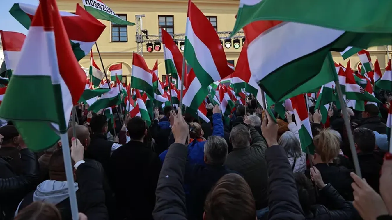 Megérkeztek az első képek - már gyülekezik a tömeg az országjárás debreceni állomásán