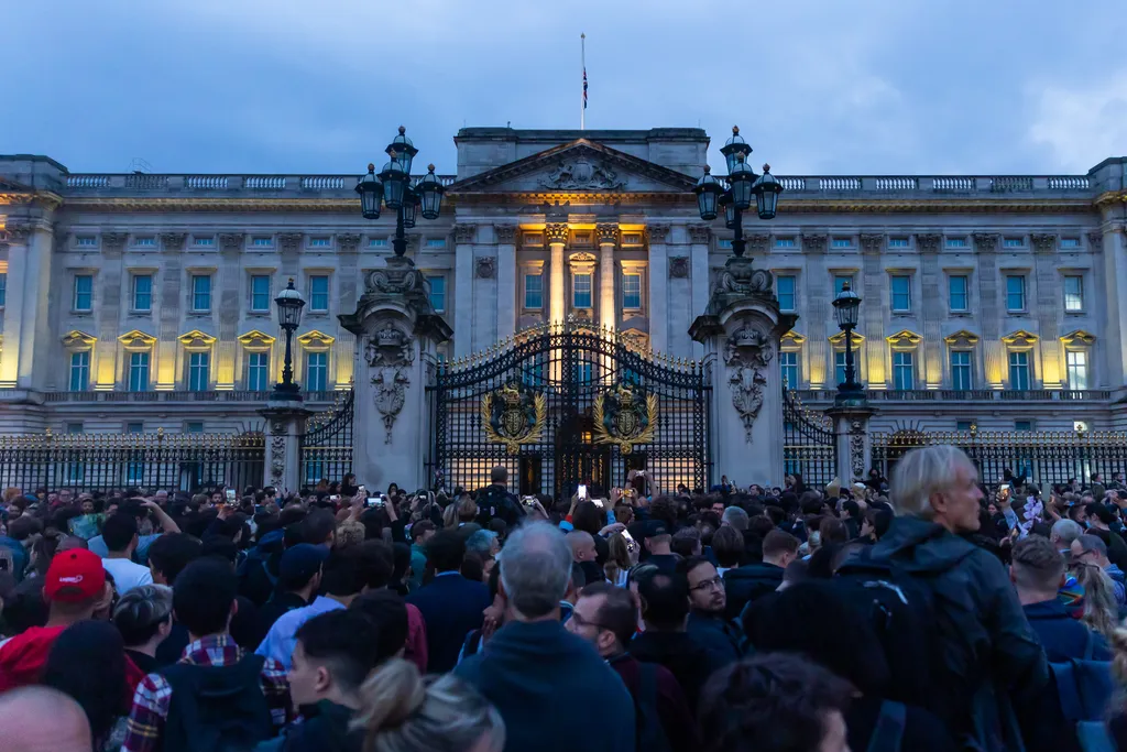 9 September 2022.General views outside Buckingham Palace on September 8th 2022 in London, UK as well wishers observe and pay their respects to Queen Elizabeth II, who died aged 96 in the afternoon. The monarch’s passing was announced early in the evenin
