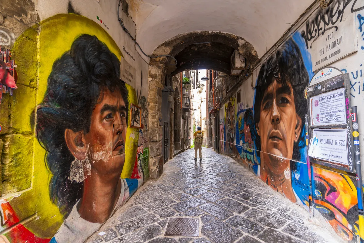 Nápolyi utcakép Maradona falfestményekkel. 