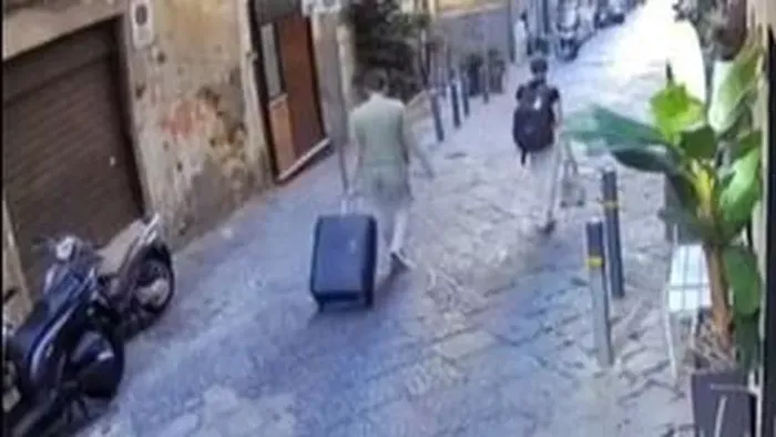 Erkélyről kidobott szobor okozta a turista halálát