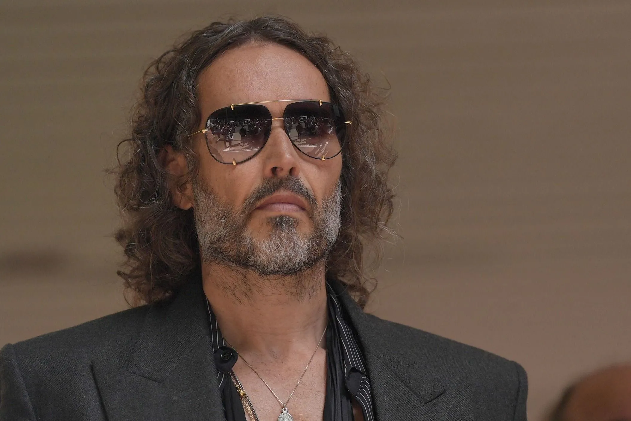 Russell Brand bevallotta: lefeküdt egy 16 éves lánnyal