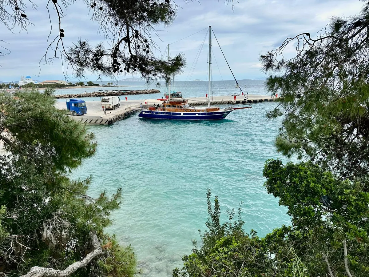 hajó a görög szigeteknél