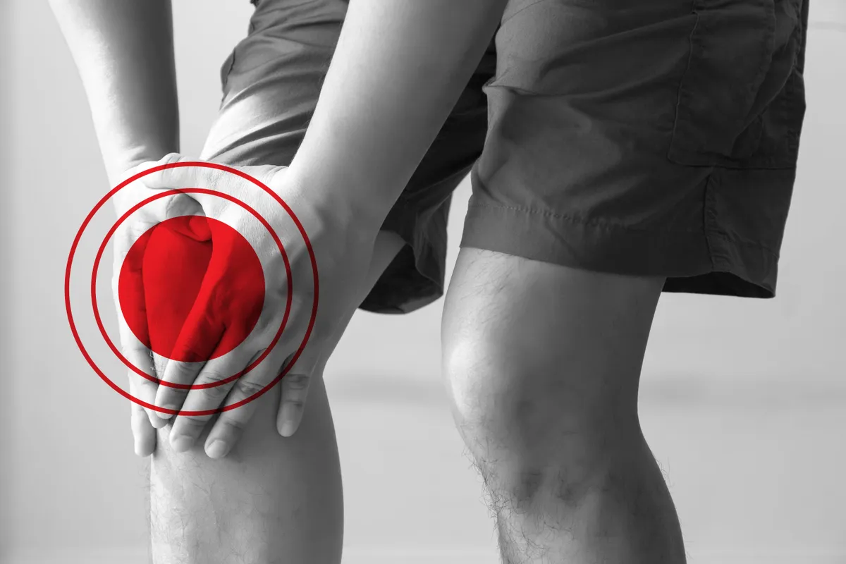 Térdét fájlaló férfi az ízületi fájdalom kezelése előtt