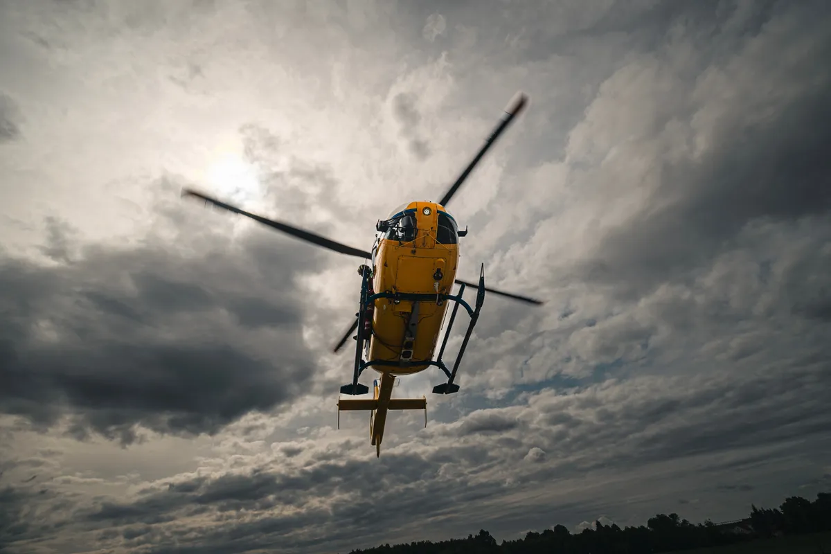 Szívműtét az utcán: az orvos stabilizálta a beteg állapotát a további ellátásig.