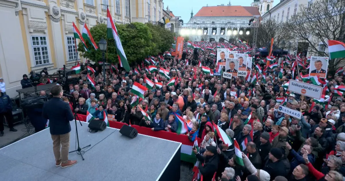 Újabb fotók a helyszínről! Rengetegen érkeztek Székesfehérvárra, hogy lássák a miniszterelnököt