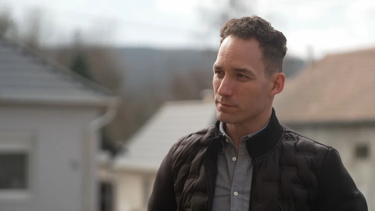 „Az elmúlt 10 év aranyidőszak volt” – Ételt oszt és a javításokba is besegít Sajóbábony polgármestere