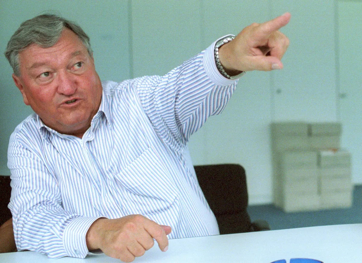 Erich von Däniken ufókutató magyarázás közben