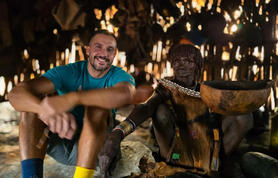 Gino Pop Etiópiával egy idős törzsi asszonnyal. 