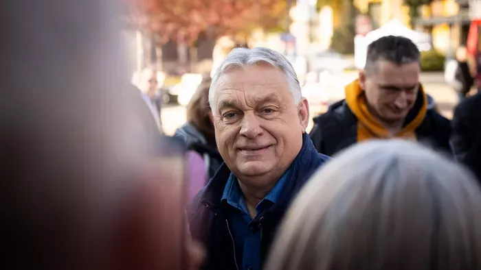 Egymillió kézfogás: képeken Orbán Viktor délelőttje