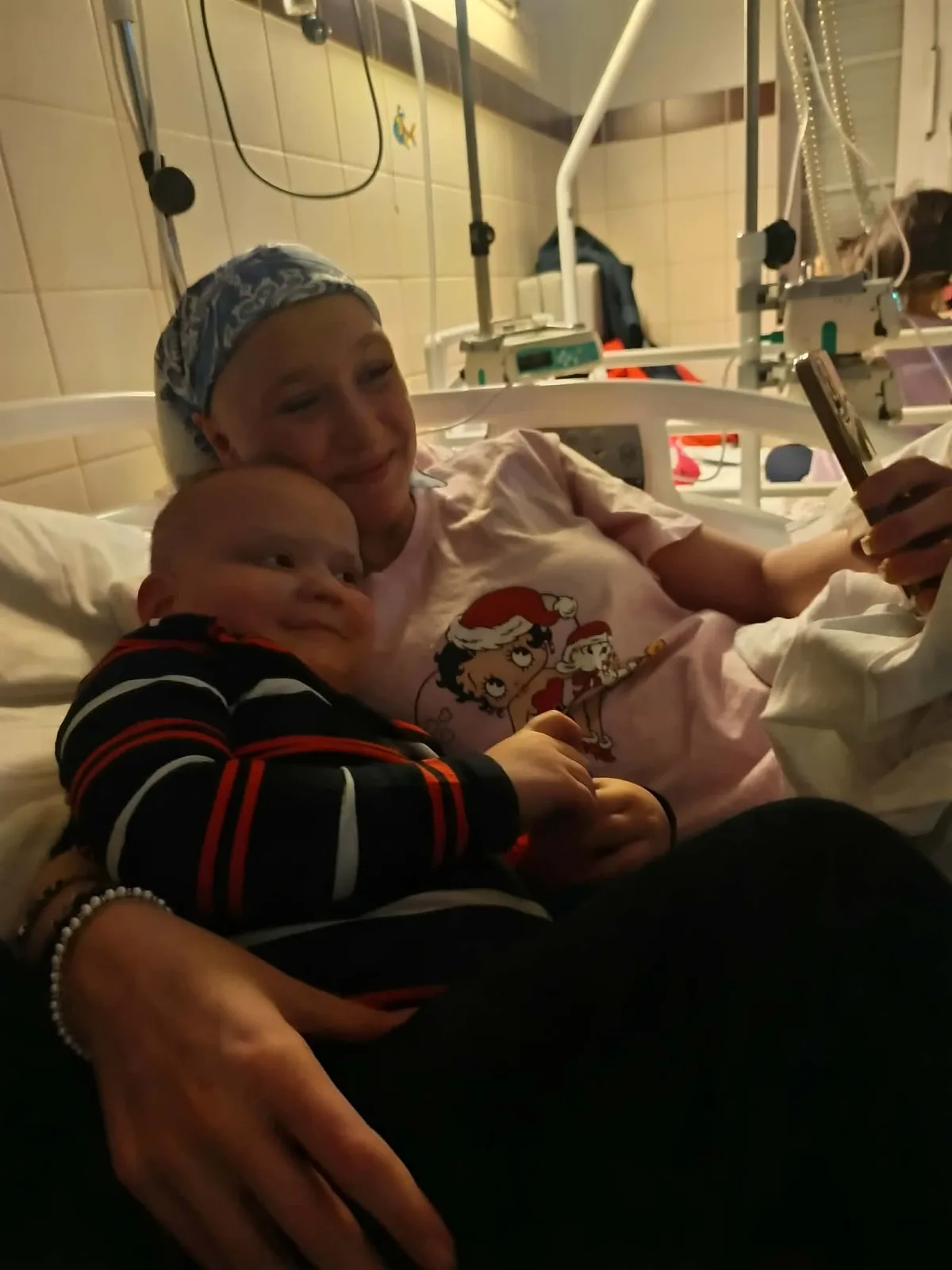 A testvérek a transzplantáció előtt lehettek együtt, most csak egy üvegfalon keresztül láthatják majd egymást 