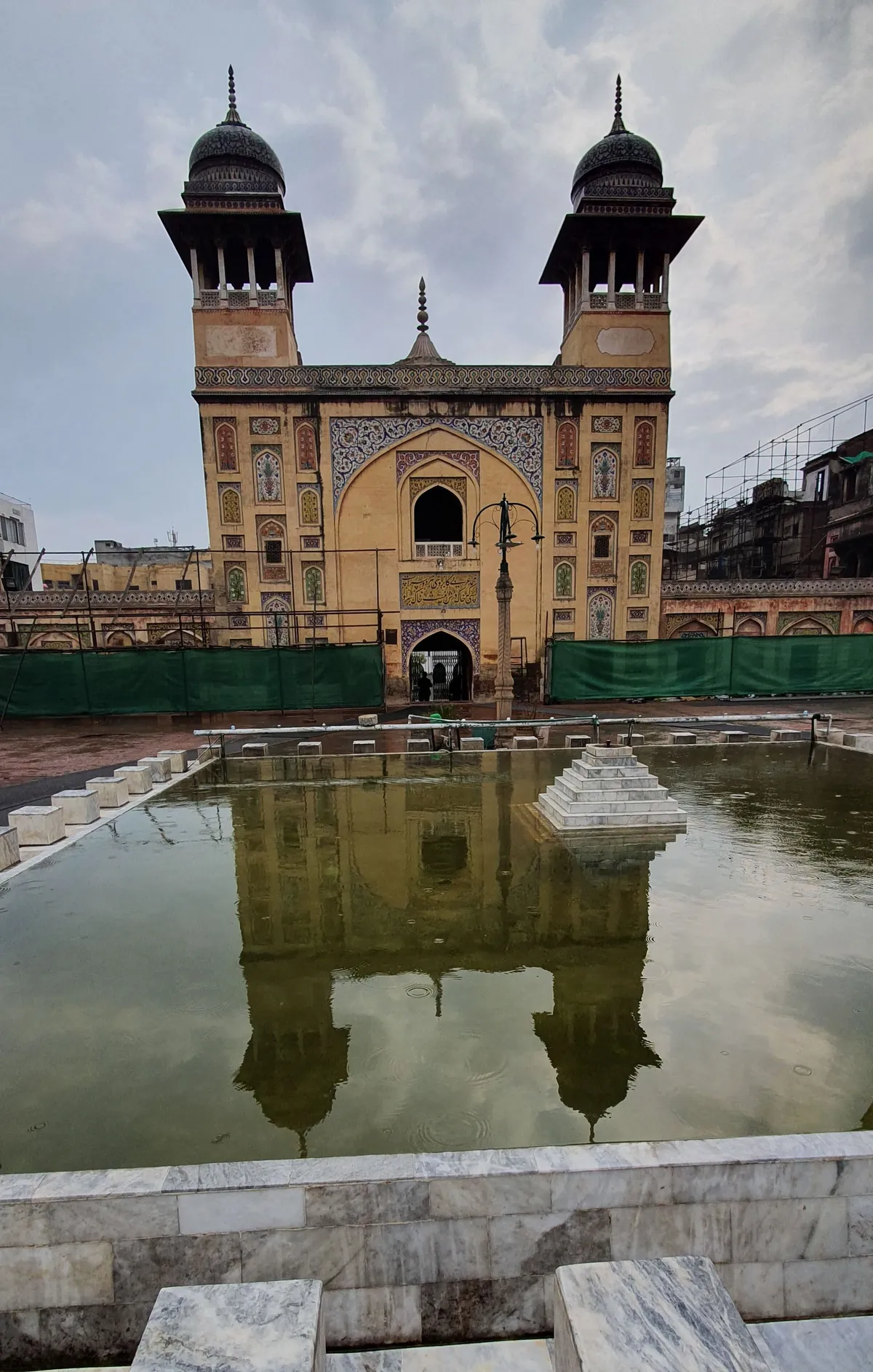 A lahori Wazir Khan-mecset külső homlokzata.