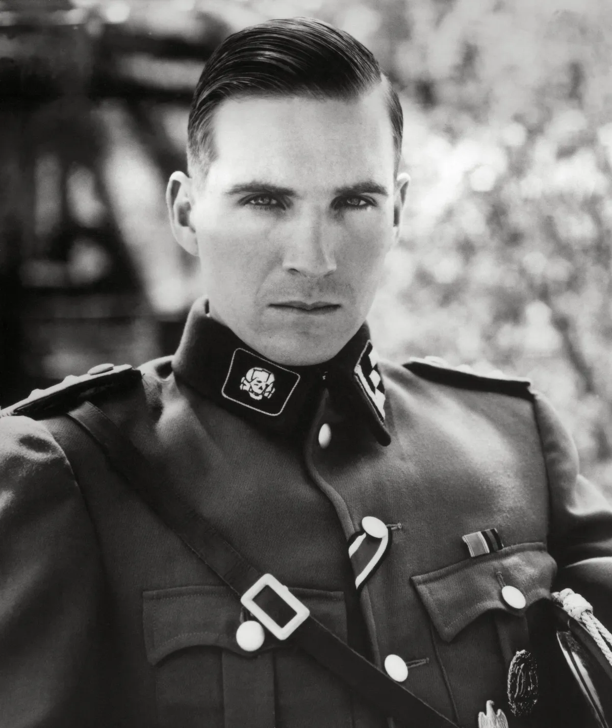 Ralph Fiennes Amon Göth szerepében a Schindler listája című filmben.