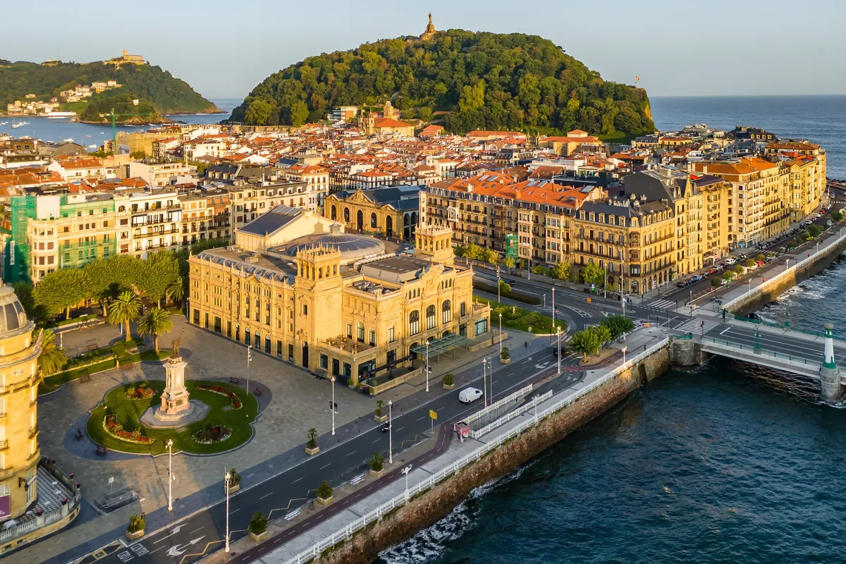 A baszk San Sebastian városképe a magasból fotózva. 
