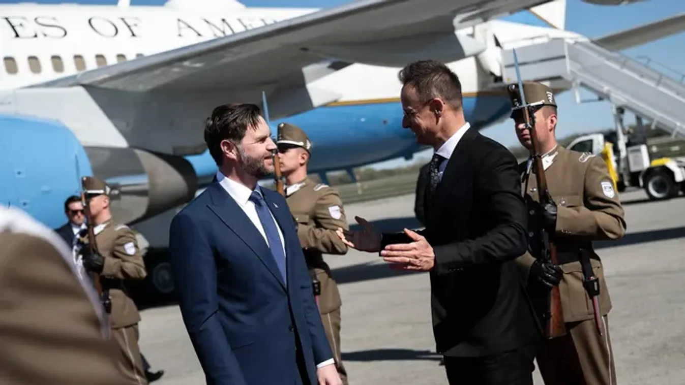 Így haladt át az amerikai alelnök a Hősök terén - videó