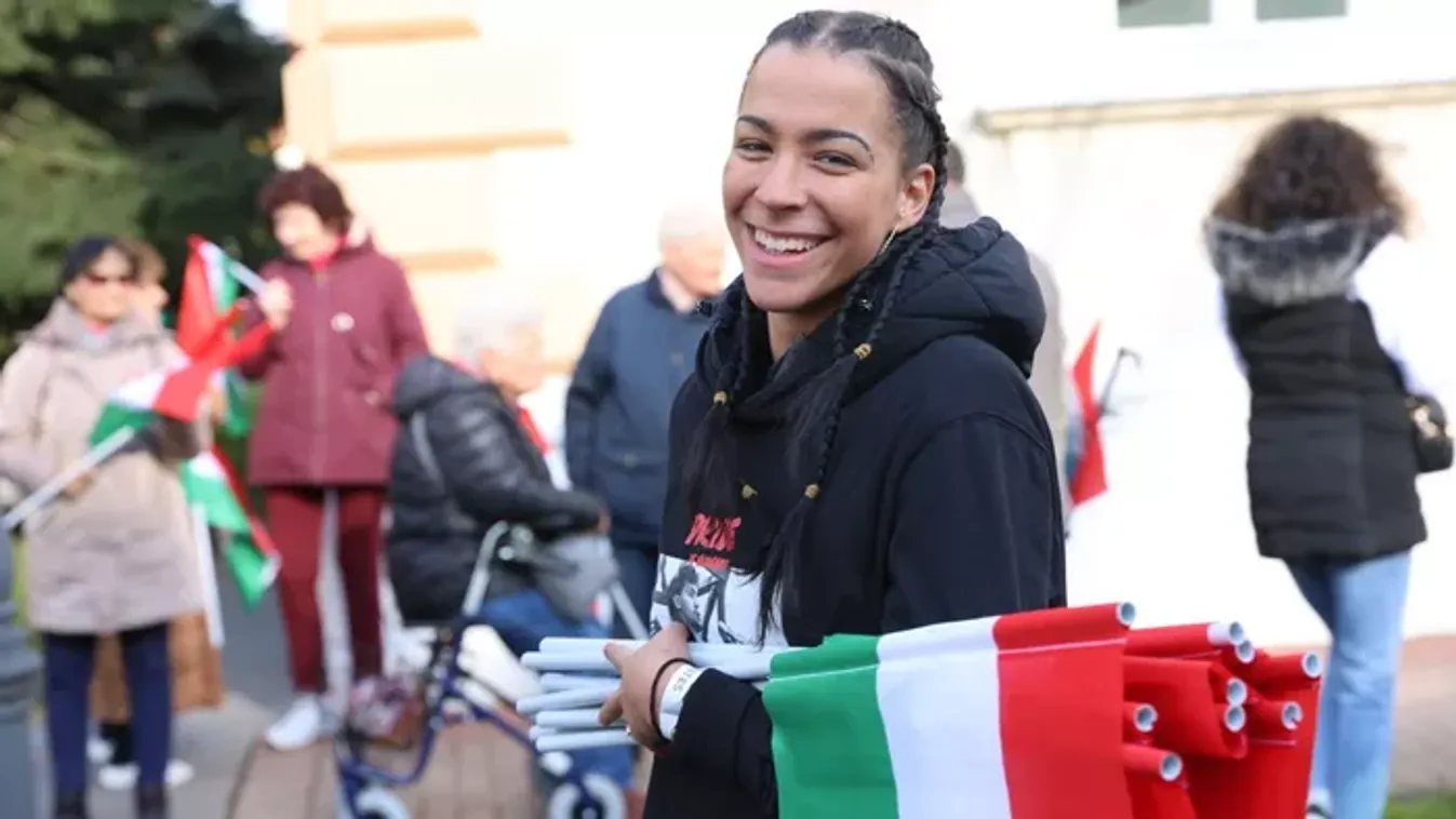 Országjárás: megállás nélkül gyűlik a tömeg Szentesen, Orbán Viktor hamarosan beszédet mond