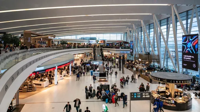 Zavartan sétált ki a terminálból, azóta nem látták az apát