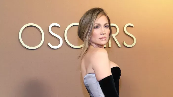 Jennifer Lopez egy szál melltartóban állt a színpadra