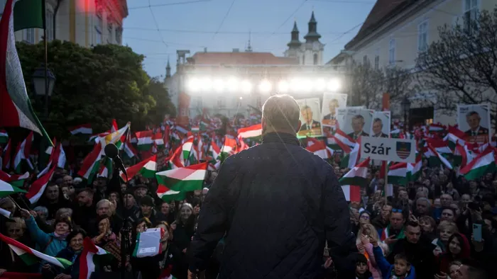 Olyan sokan gyűltek össze Székesfehérváron, hogy a tiszásoknak már nem maradt hely