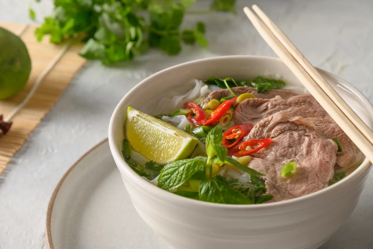 Pho leves recept alapján készült fogás evőpálcikával tálalva.