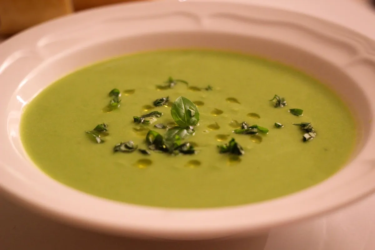 Medvehagymás receptek: zöldborsós medvehagyma-krémleves.