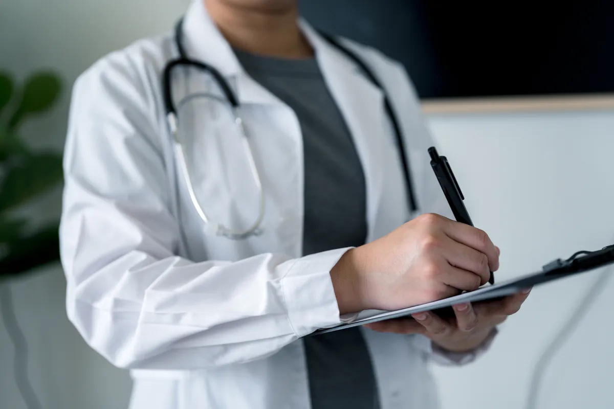 Szívrákos eset kórlapját szemlélő orvos