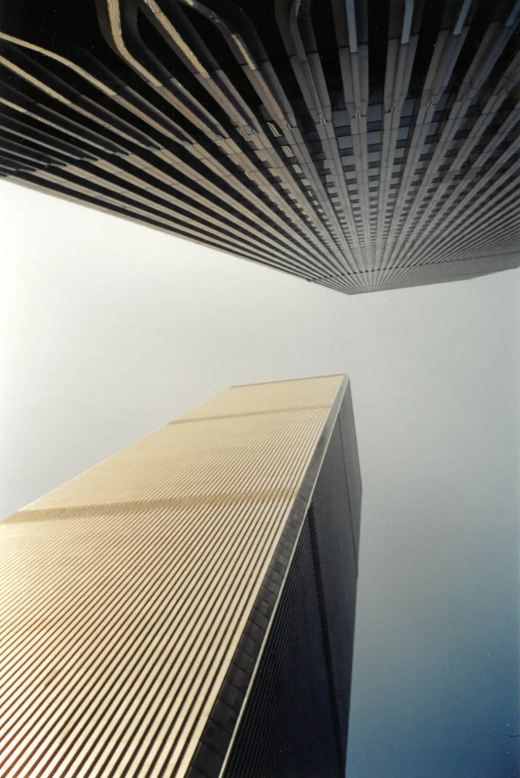 A NY-i ikertornyok (World Trade Center) néhány nappal a megsemmisülésük előtt. 