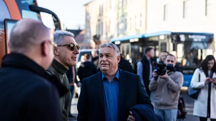 Orbán Viktor elindult a nagy útra: 1 millió kézfogásra fel!