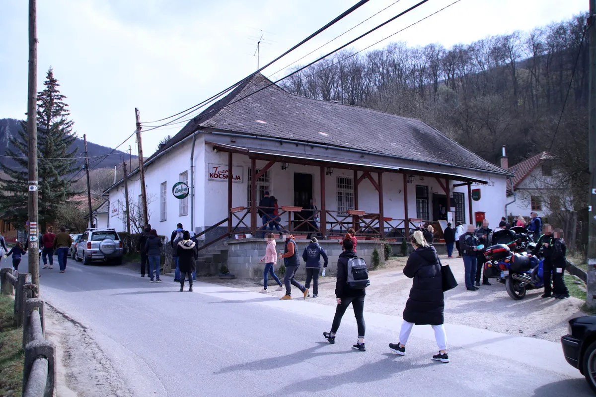 Teca kocsmájának helyszínéül Pilisszentlélek igazi kocsmája szolgál.