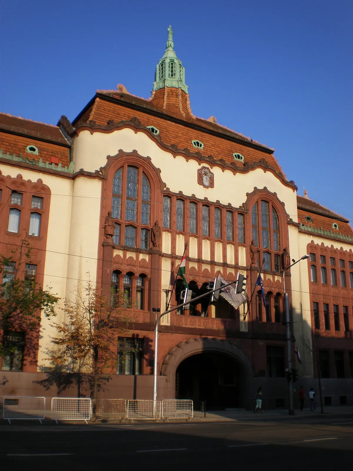 A debreceni Megyeháza szecessziós stílusú homlokzata.