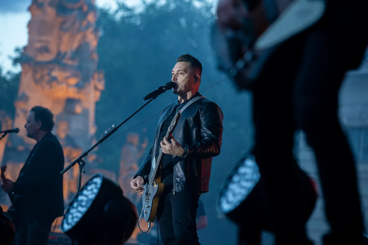 Kovács Ákos koncertezés közben egy zenei kvíz kitöltése után