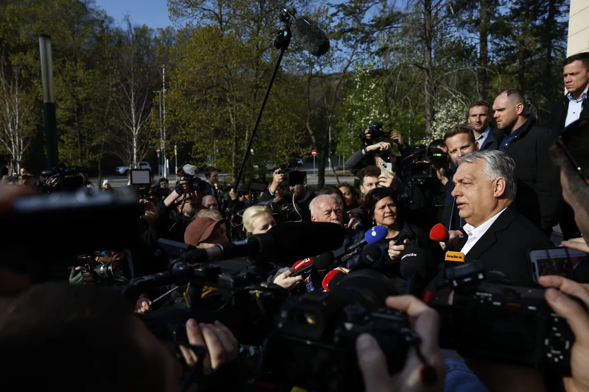 Választás 2026
Orbán Viktor szavazás után, tömegben
